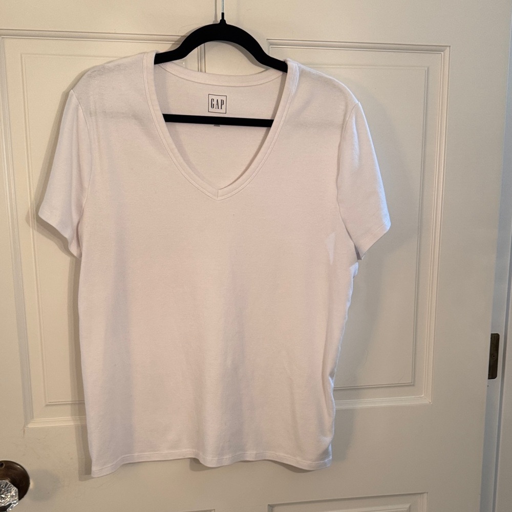 GAP Women's Classic White V-Neck Tee